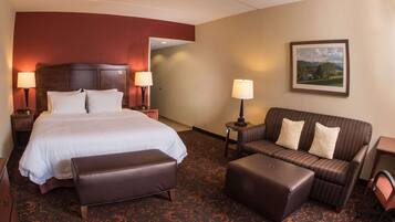 Caja de seguridad en la habitación y tabla de planchar con plancha