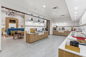 含每日吃到飽自助式早餐