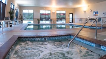 Inomhuspool med öppettider 08.00 till 22.00, och solstolar