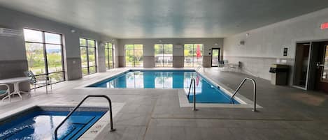Piscine couverte, accès possible de 08 h 00 à 22 h 00, chaises longues