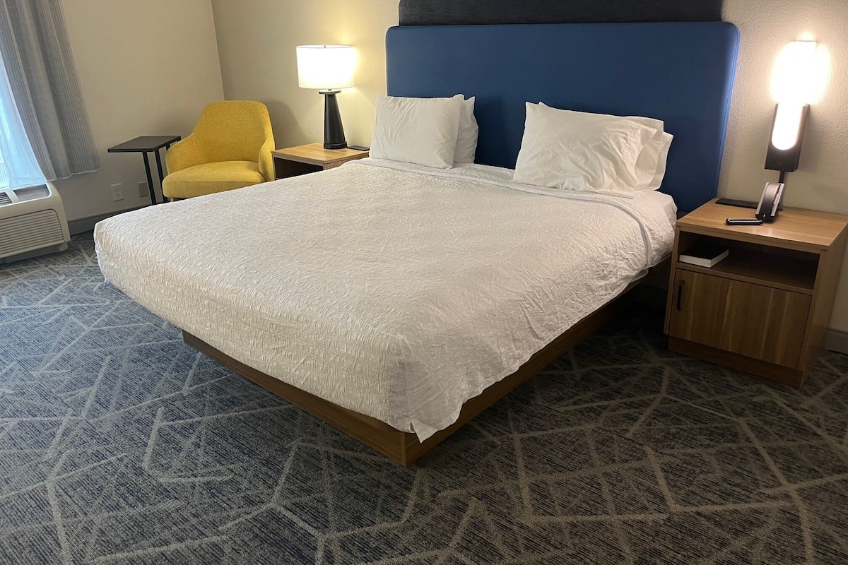 Standardzimmer, 1 King-Bett | Zimmersafe, Bügeleisen/Bügelbrett, kostenlose Babybetten