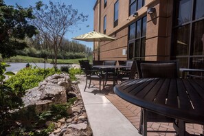 Terrace/patio - Hampton Inn & Suites Woodstock, VA (Woodstock)