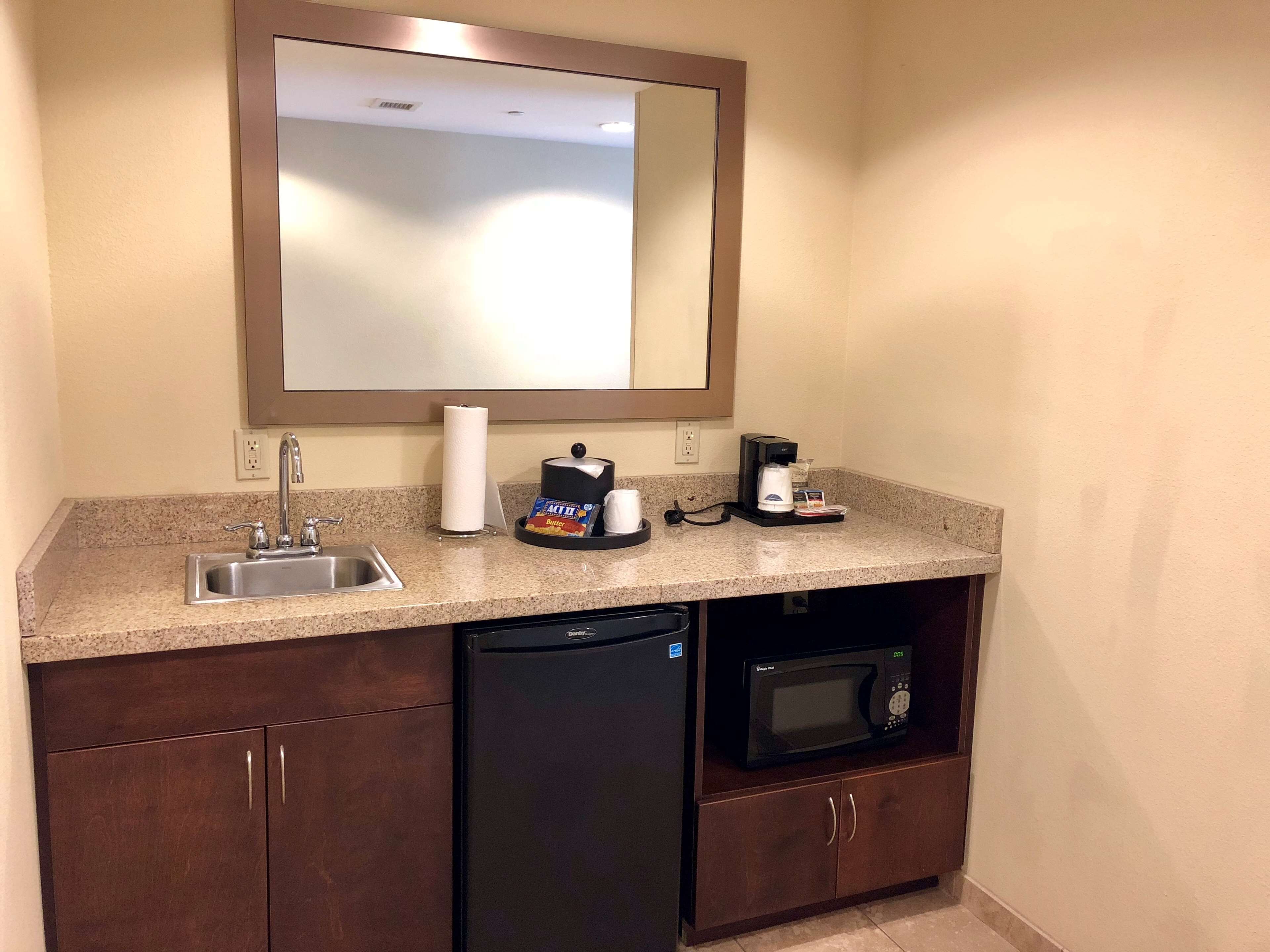 studio, 1 king bed, accessible, non smoking | minibar