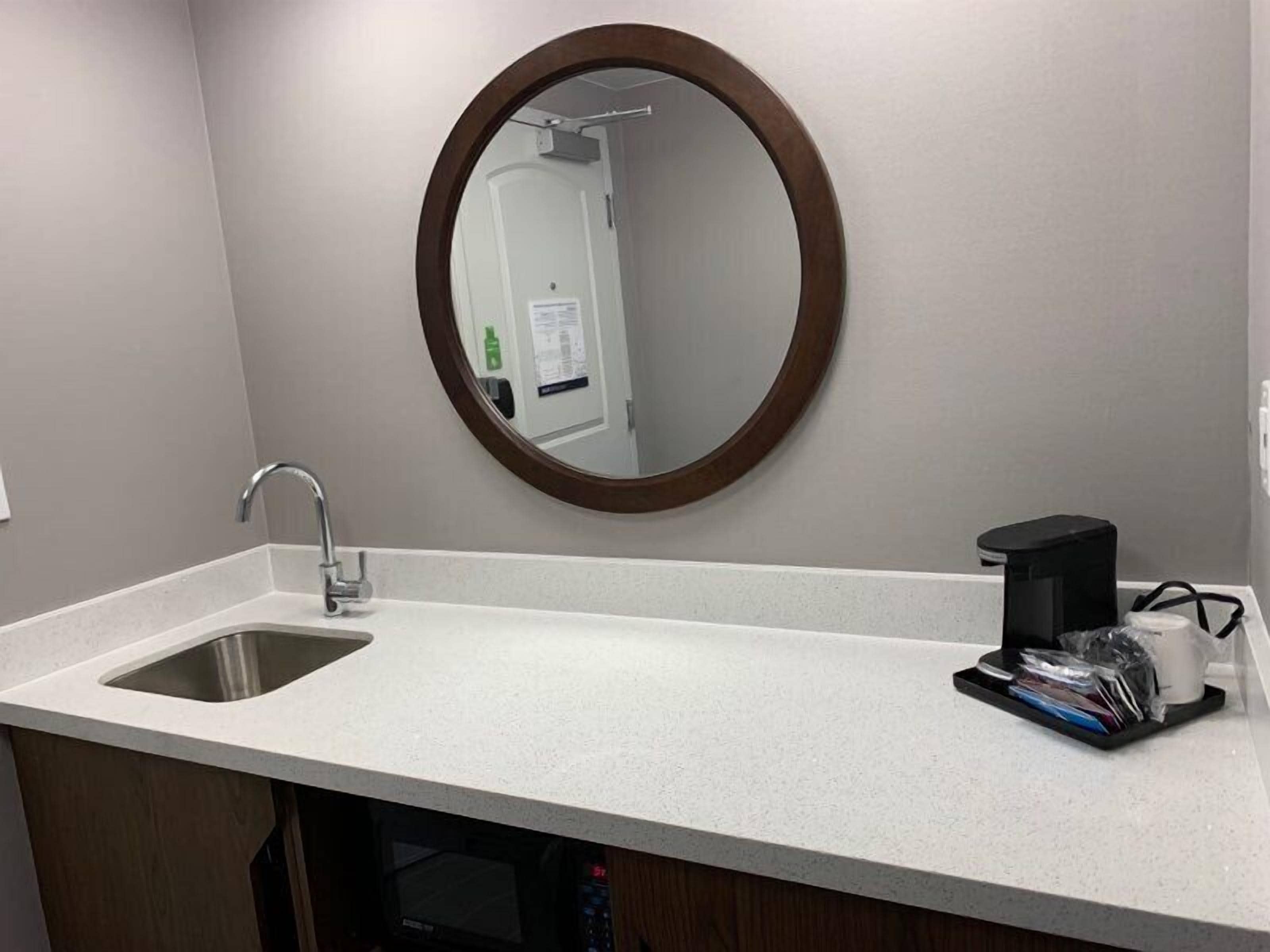 studio suite, 1 king bed | in-room dining