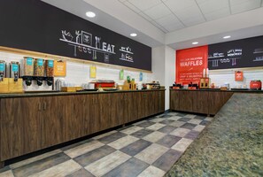 Free daily buffet breakfast - Hampton Inn & Suites Syracuse Dewitt (Syracuse)