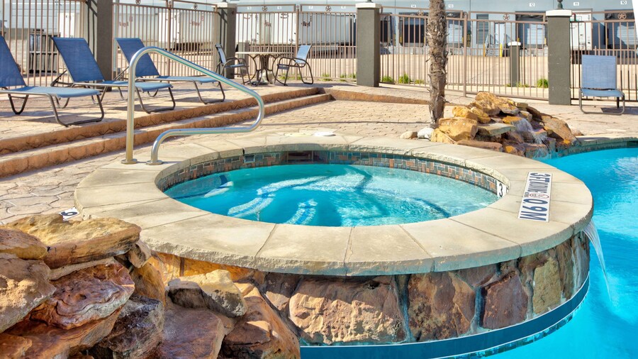 La Quinta Inn & Suites by Wyndham Dallas Grand Prairie South