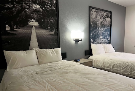 Ropa de cama de alta calidad y decoración personalizada . Super 8 by Wyndham Rosenberg TX