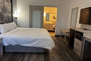 고급 침구, 각각 다른 스타일의 인테리어, 각각 다르게 가구 비치, 책상
