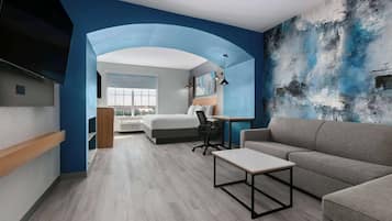 Deluxe Suite, 1 King Bed, Non Smoking | Egyptian cotton sheets, premium bedding, down comforters, pillowtop beds