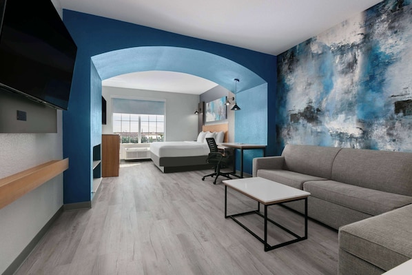 Deluxe Suite, 1 King Bed, Non Smoking | Egyptian cotton sheets, premium bedding, down comforters, pillowtop beds