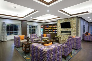 Lobby - La Quinta Inn & Suites by Wyndham Tupelo (Tupelo)