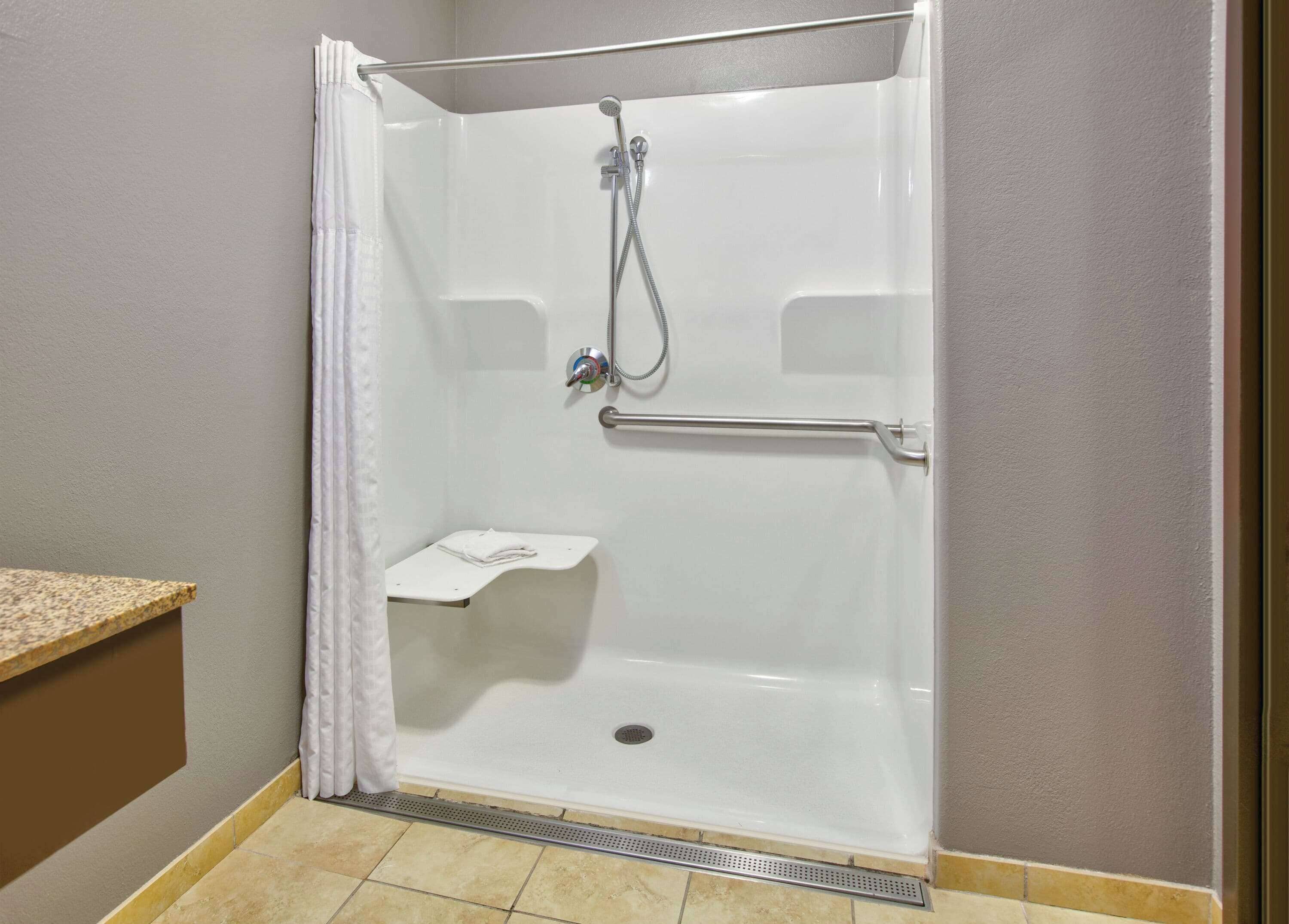 deluxe room, 1 king bed, accessible, non smoking (mobility/hearing impaired accessible) | accessible bathroom