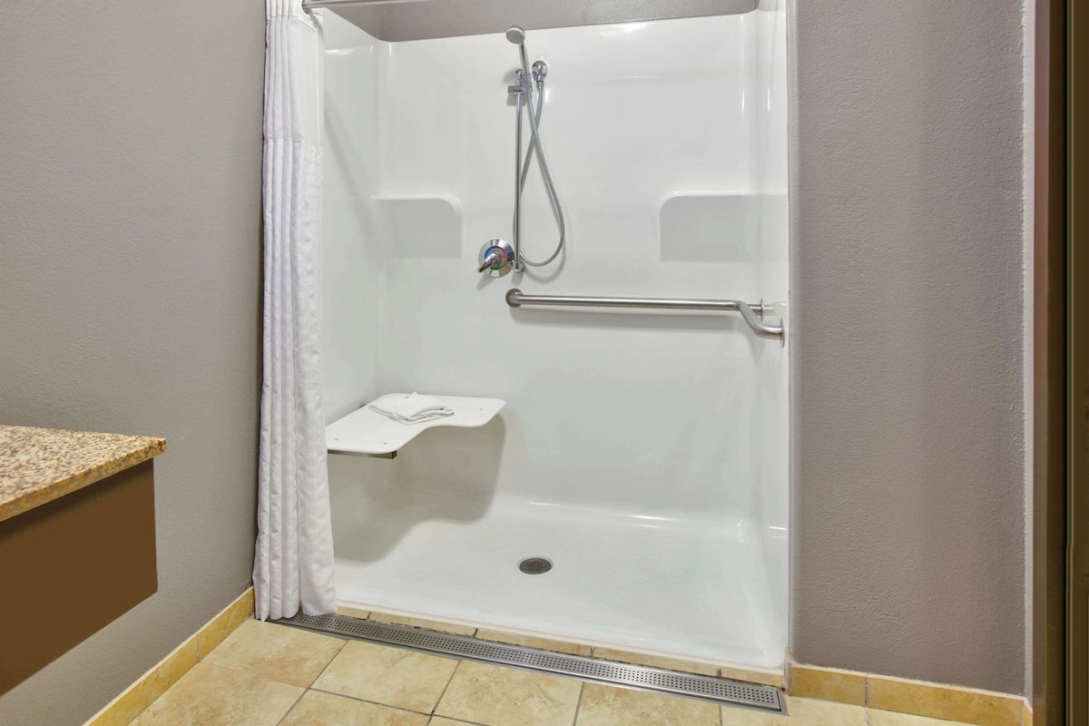 Deluxe Room, 1 King Bed, Accessible, Non Smoking (Mobility/Hearing Impaired Accessible) | Accessible bathroom