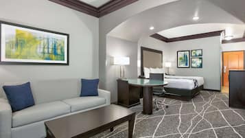 高級寝具、客室ごとに異なるインテリア、デスク、遮光カーテン