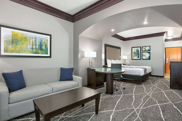 Sengetøy av topp kvalitet, individuelt innredet og skrivebord