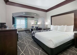 Suite Deluxe, 1 cama King size, para no fumadores | Ropa de cama de alta calidad, muebles diferentes y escritorio
