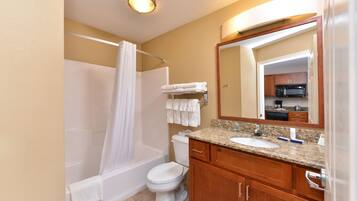 Badkar/dusch, gratis toalettartiklar, hårtork och handdukar