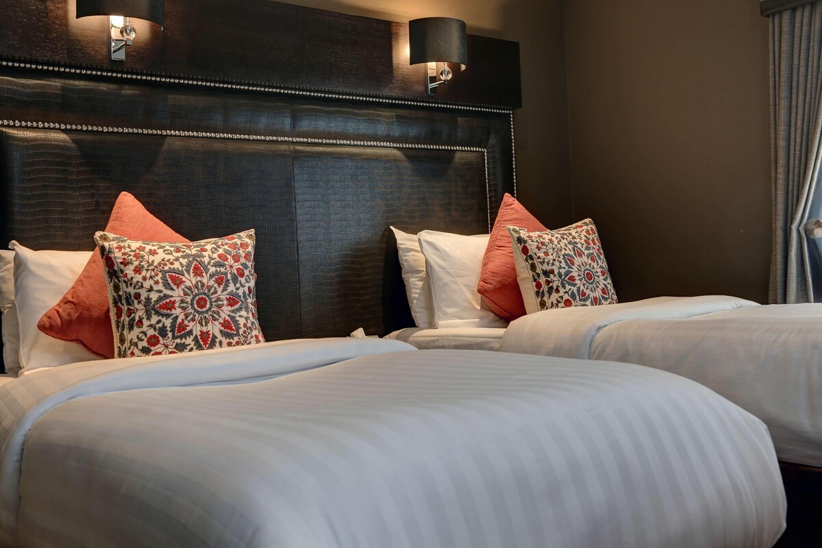 Premium bedding, desk, iron/ironing board, free cots/infant beds