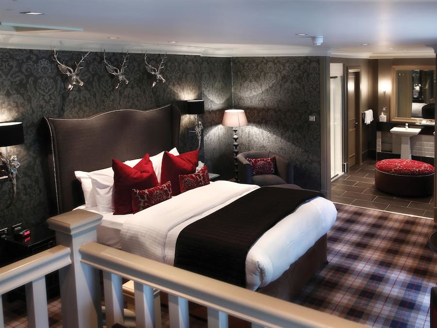 Premium bedding, desk, iron/ironing board, free cots/infant beds