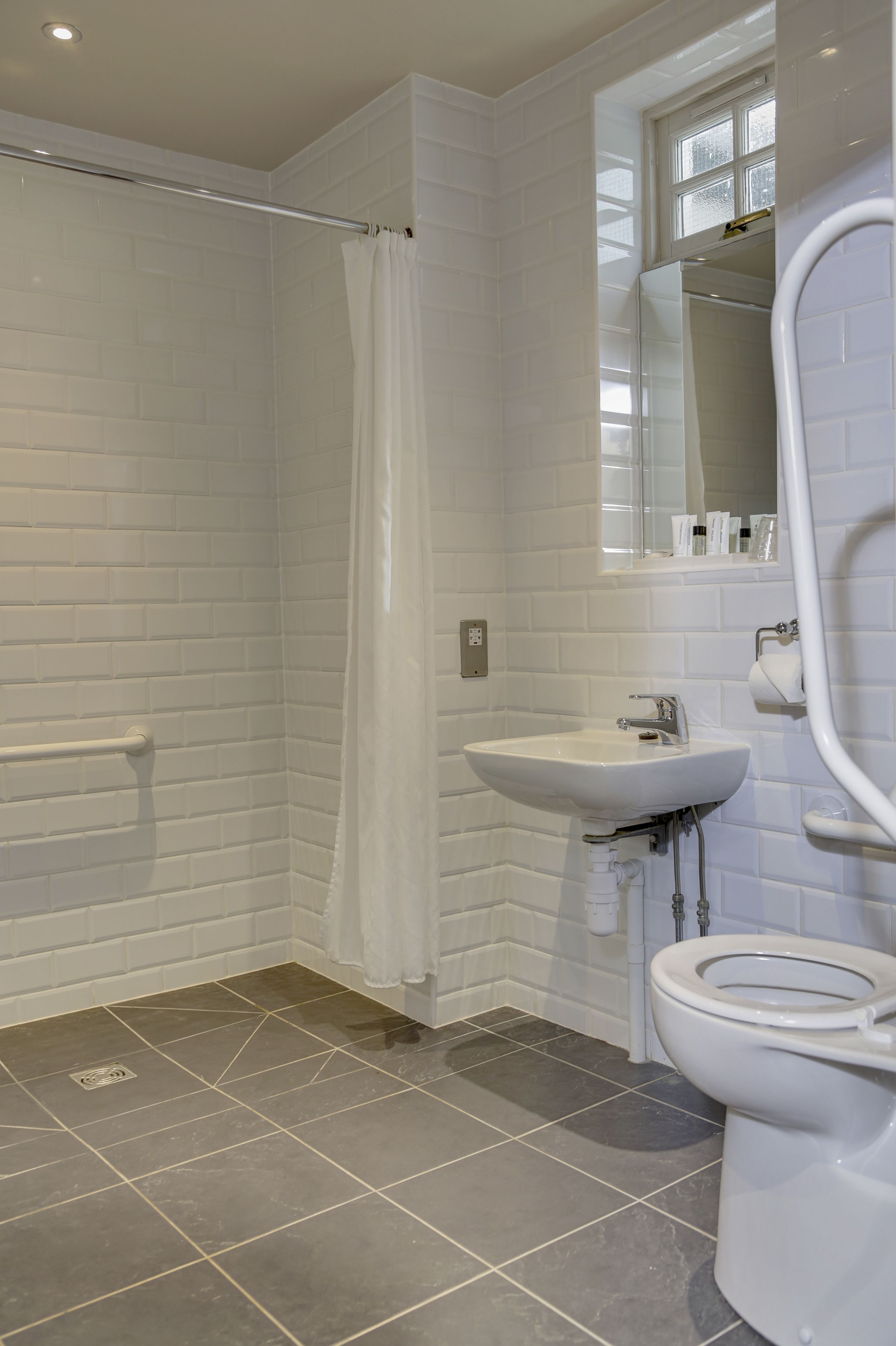 standard room, 2 single beds, accessible, non smoking | bathroom | free toiletries, hair dryer, towels