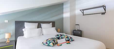 Appartement, 1 slaapkamer | Een bureau, geluiddichte muren, een strijkplank/strijkijzer, gratis wifi