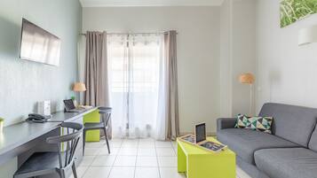 Appartement, 1 slaapkamer | Een bureau, geluiddichte muren, een strijkplank/strijkijzer, gratis wifi