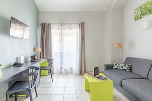 Apartamento, 1 quarto | Escrivaninha, quartos à prova de som, ferros/tábuas de passar roupa