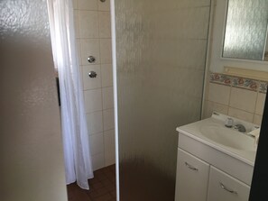 Shower, free toiletries, hair dryer, towels - Airport Whyalla Motel (Whyalla Norrie)