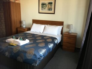 Premium bedding, down duvets, individually decorated - Airport Whyalla Motel (Whyalla Norrie)