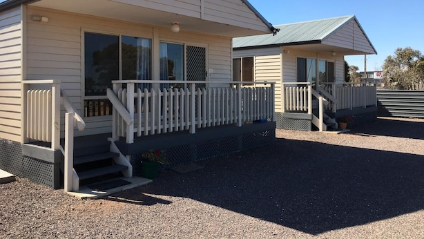 A two-story mobile home with a porch and a small deck. - Airport Whyalla Motel (Whyalla Norrie)