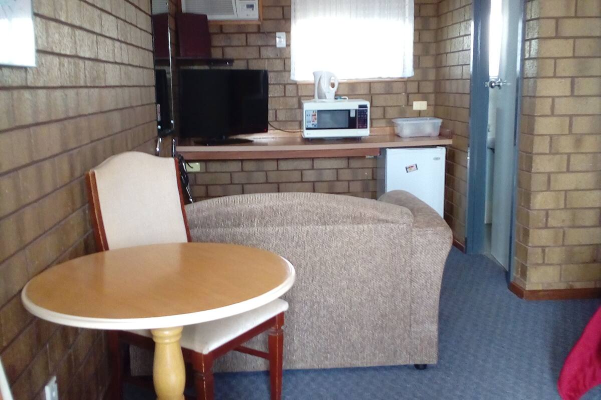 standard room, 1 queen bed | living area | 40-cm tv with cable channels