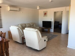 Family Cabin, 2 Bedrooms | Living room | 40-cm TV with cable channels - Airport Whyalla Motel (Whyalla Norrie)