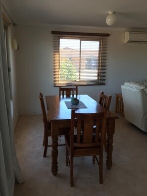 Fridge, microwave, electric kettle, cookware/dishes/utensils - Airport Whyalla Motel (Whyalla Norrie)
