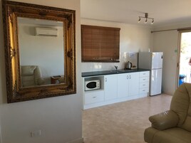 Refrigerador, microondas, tetera/pava eléctrica, utensilios de cocina