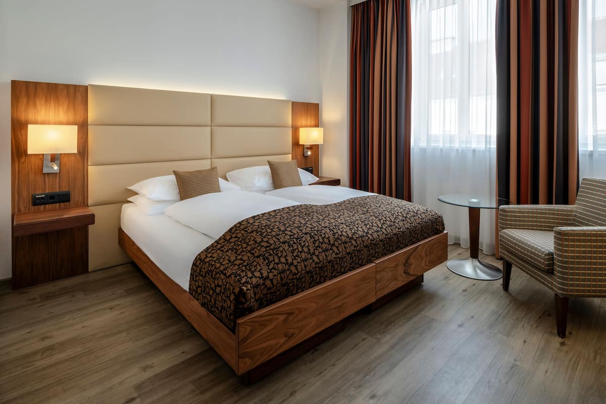 標準雙人房 | 高級寢具、迷你吧、房內夾萬、書桌