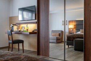 Suite Junior, terrazzo | Biancheria da letto di alta qualità, minibar, una cassaforte in camera