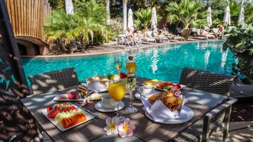 4 间餐厅，供应午餐和晚餐，国际美食