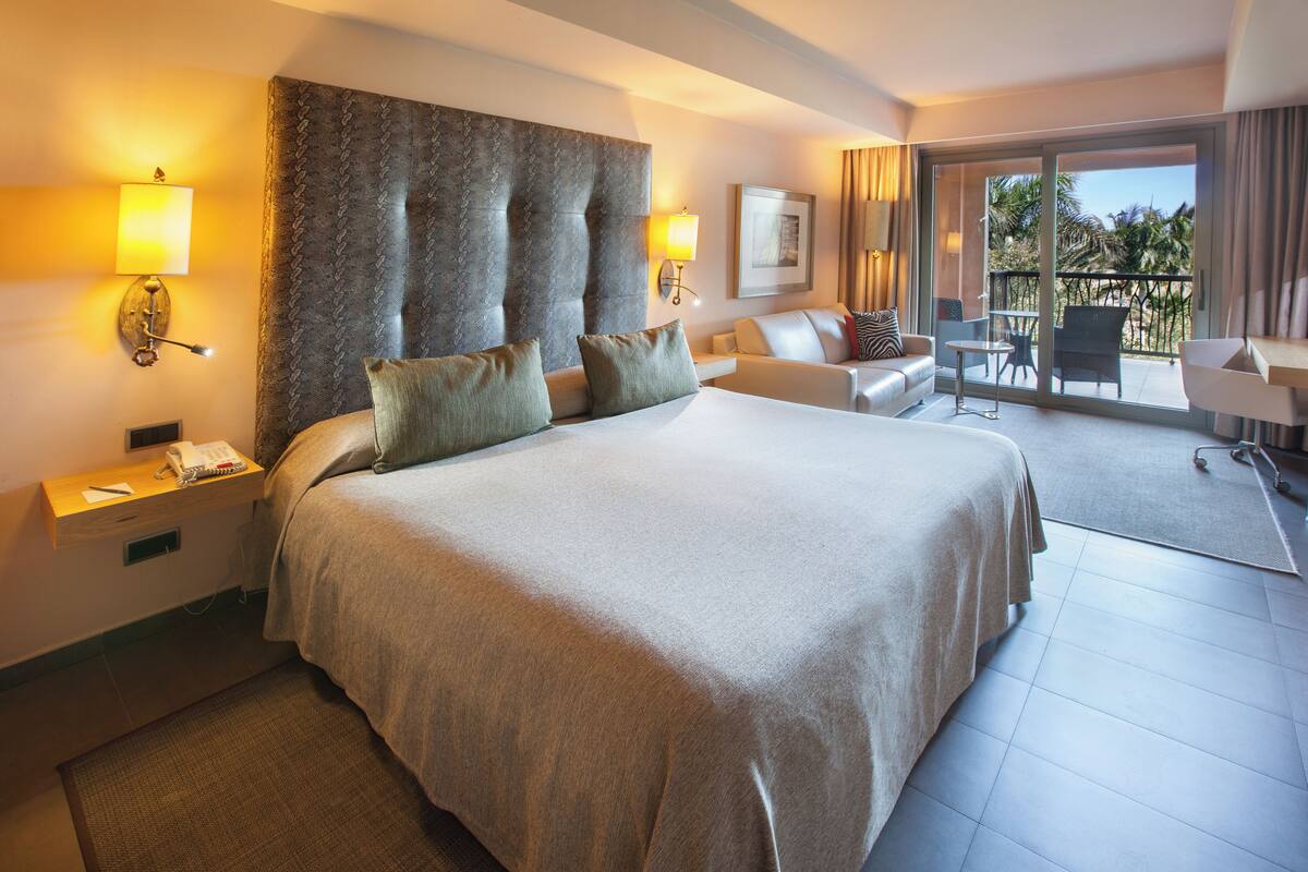 Kamar Double Standar, balkon, pemandangan kebun | Selimut bulu angsa, minibar, dan tirai kedap cahaya