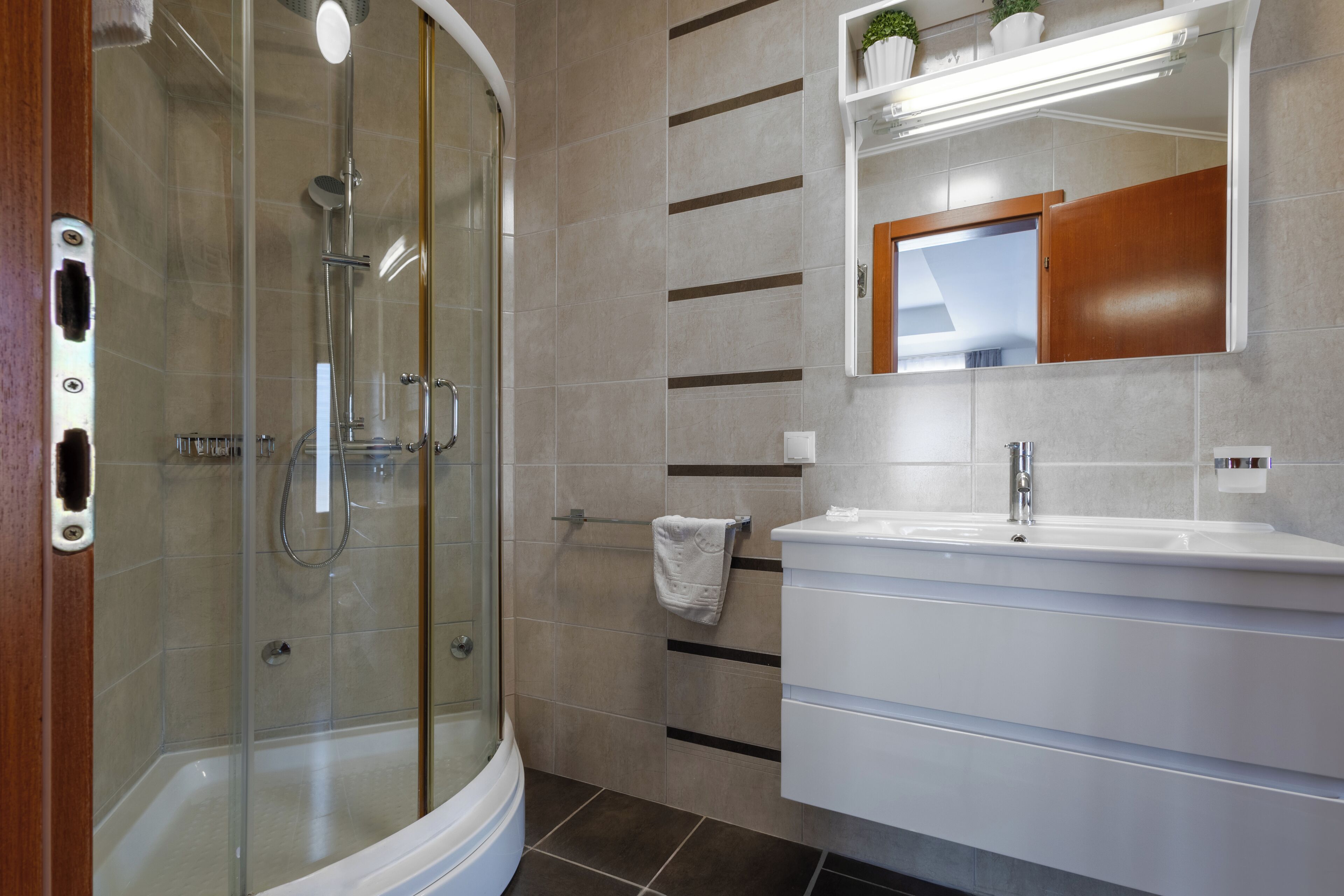 Superior Double Room | Bathroom | Shower, free toiletries, hair dryer, bathrobes