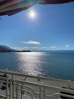 高级双人房 | 高档床上用品、迷你吧、客房内保险箱、办公桌