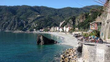 Una spiaggia nelle vicinanze