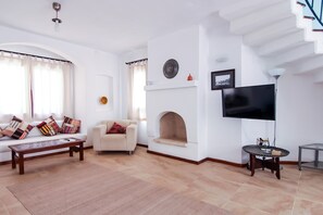 خزنة داخل الغرفة وبديكورات فريدة لكل غرفة ومكتب