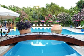 2 outdoor pools, pool umbrellas, sun loungers - Marphe Hotel Suite & Villas (Datça)