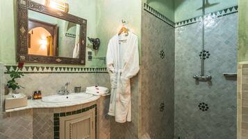 Comfort Double or Twin Room, Courtyard View | Bathroom
