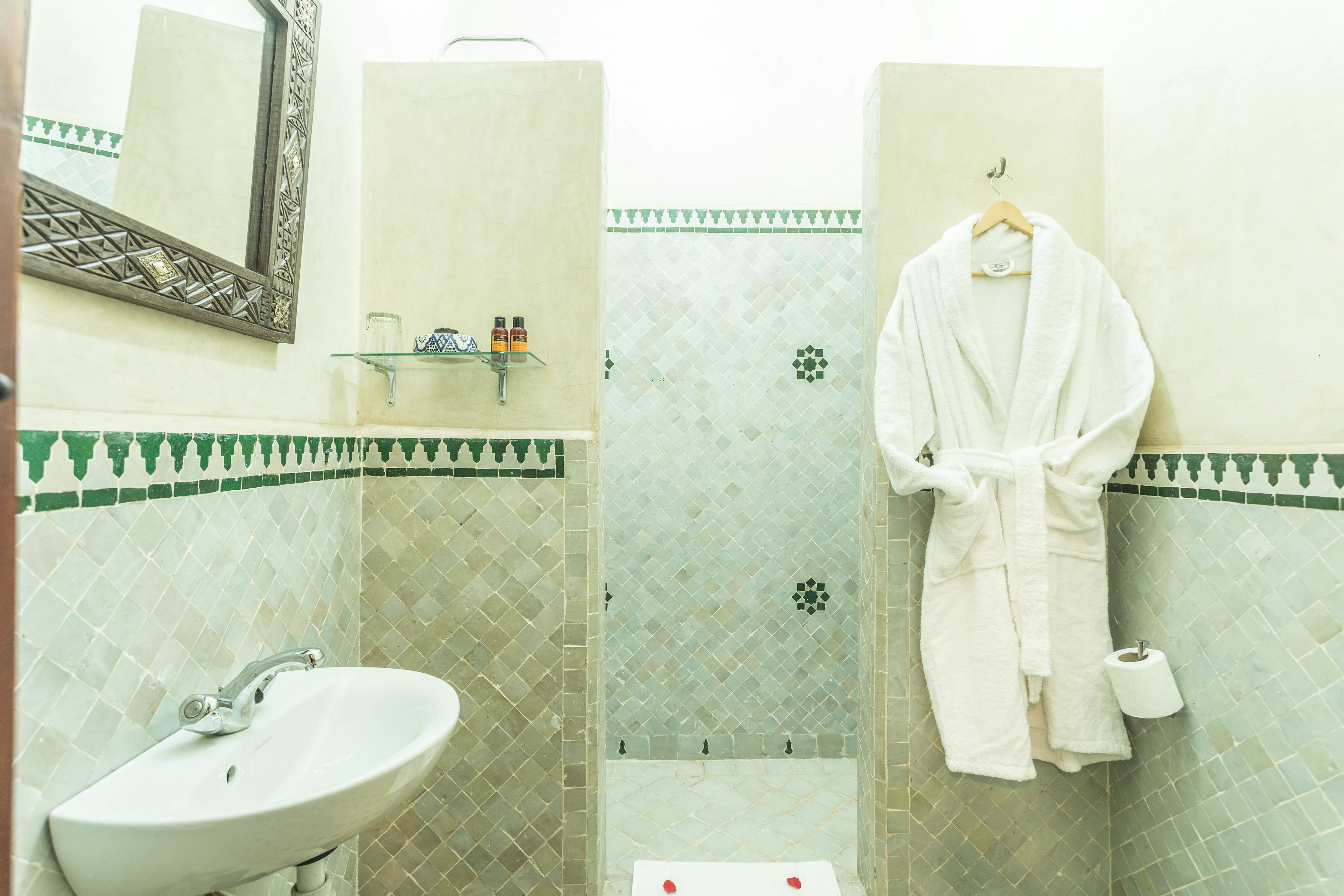 Familien-Suite | Badezimmer | Dusche, Regendusche, kostenlose Toilettenartikel, Haartrockner