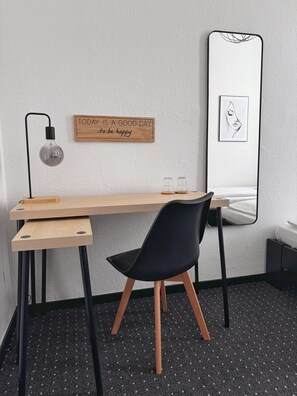 Economy Double Room, Shared Bathroom | Desk, free WiFi - Hotel AVAlex (Berlin)
