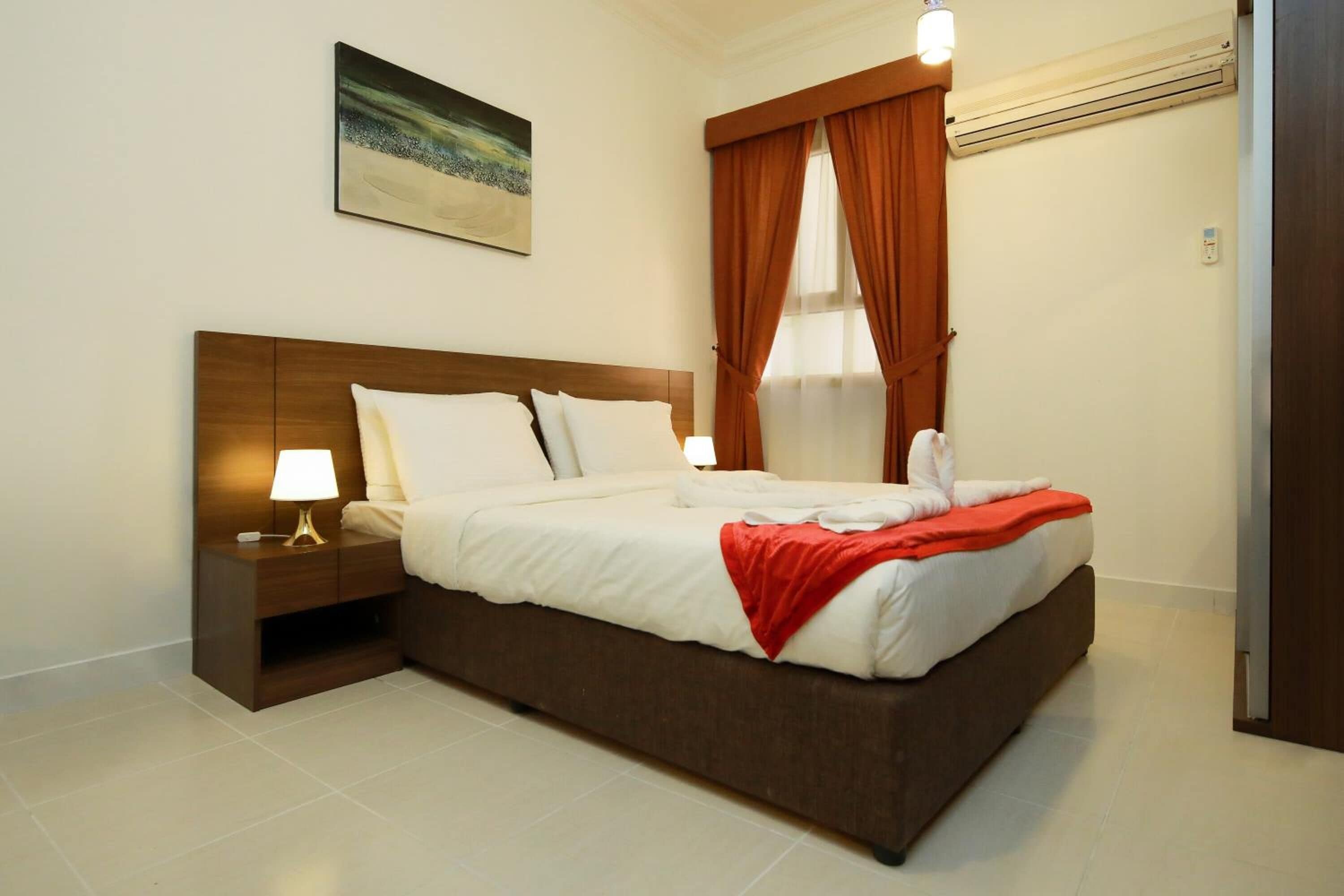 Zimmersafe, Schreibtisch, Verdunkelungsvorhänge, Bügeleisen/Bügelbrett