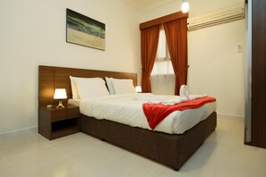 In-room safe, desk, blackout curtains, iron/ironing board - Lavilla Hotel (Doha)