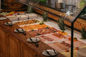 7 restaurantes, se sirve cena 