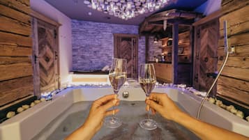 Espace de soins pour les couples, sauna, bain Ă  remous, hammam